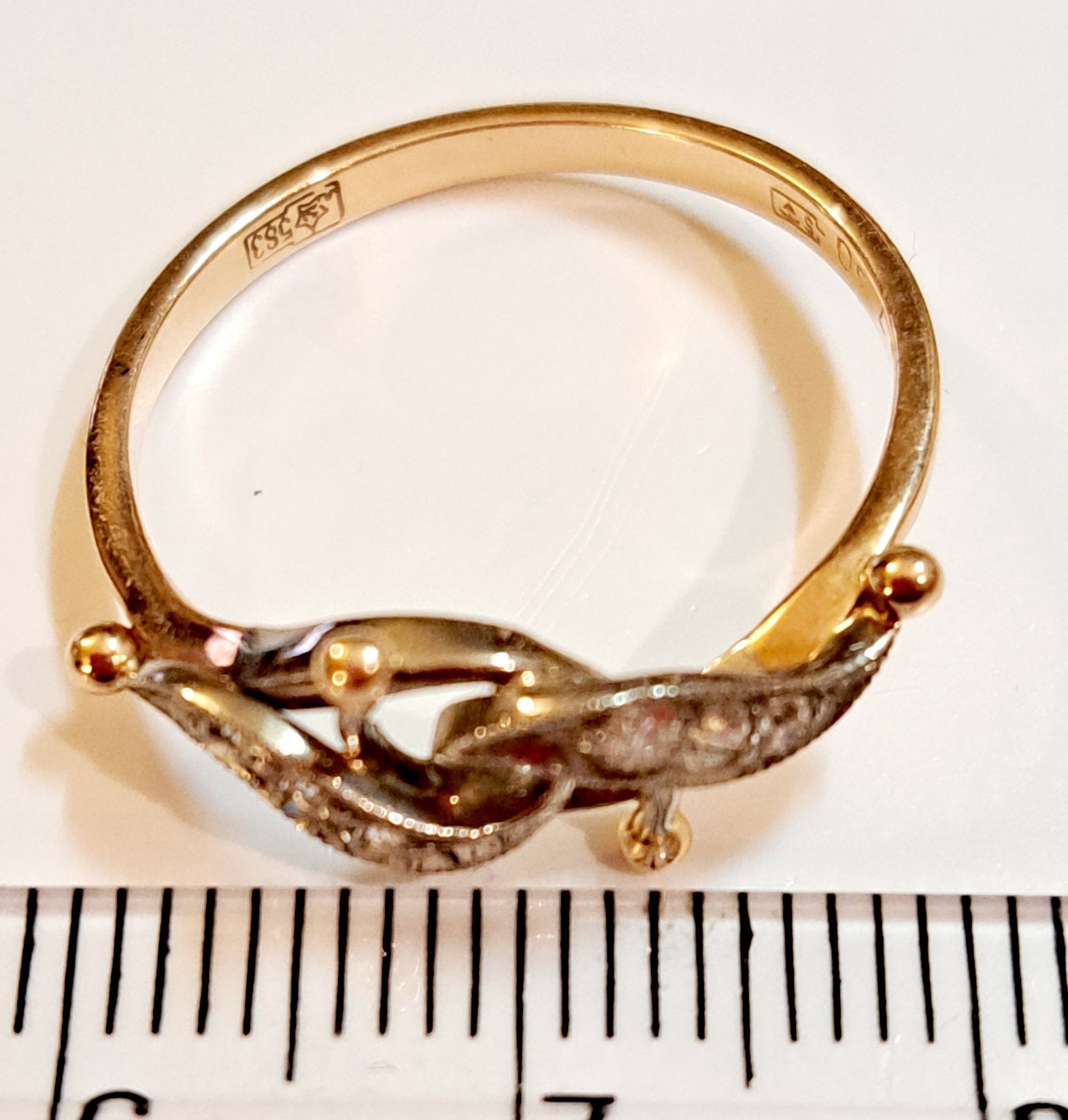Золотое кольцо с бриллиантами. 2,16 грм
