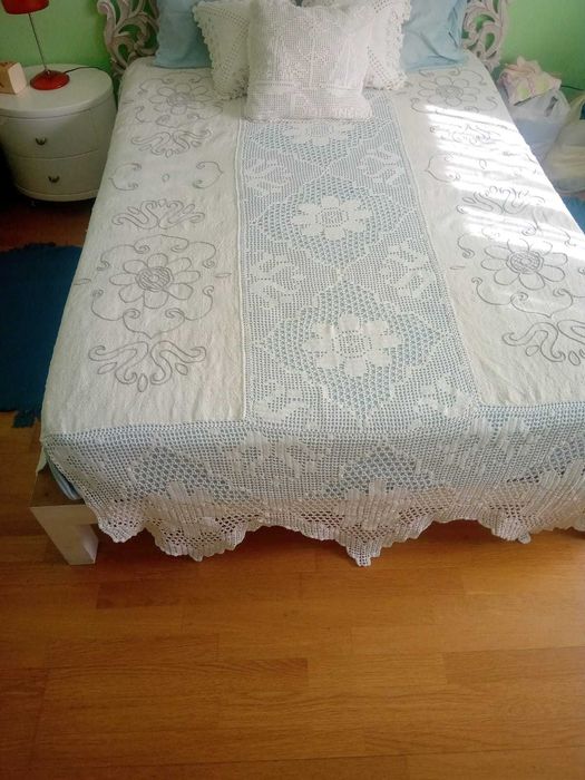 Cama em madeira e Colchão