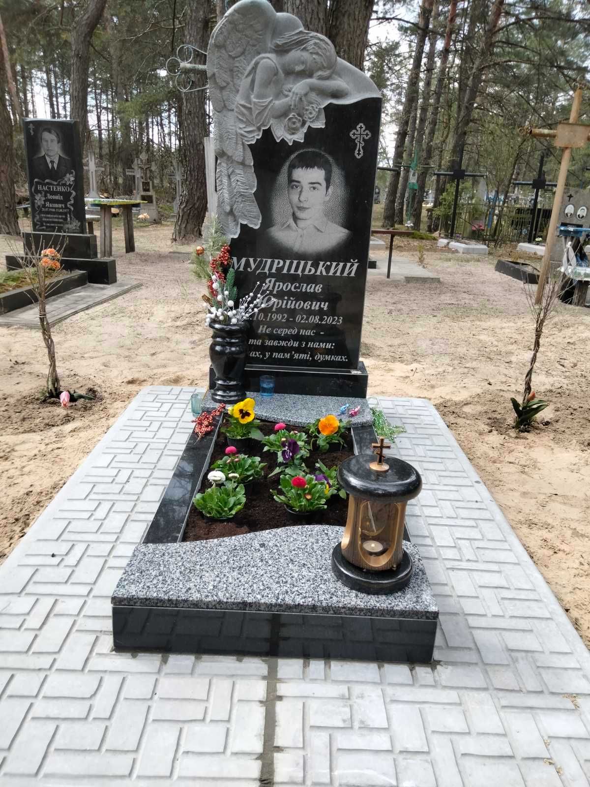Гранітні пам'ятники з АНГЕЛОМ,  серцем, хрестом.