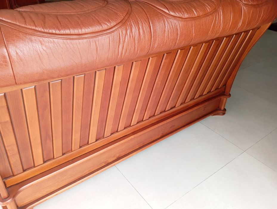 Conjunto de sofá e dois cadeirões em pele