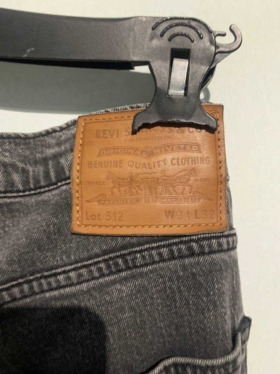 Серые джинсы Levis