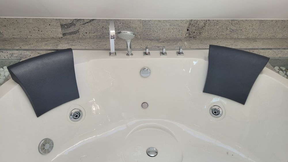 Duża wanna z hydromasażem