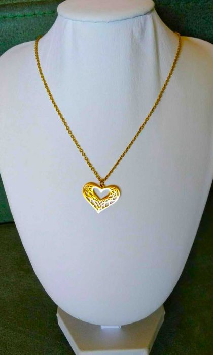 Colar Aço Dourado c/ Coração Moldura Trabalhado NOVO