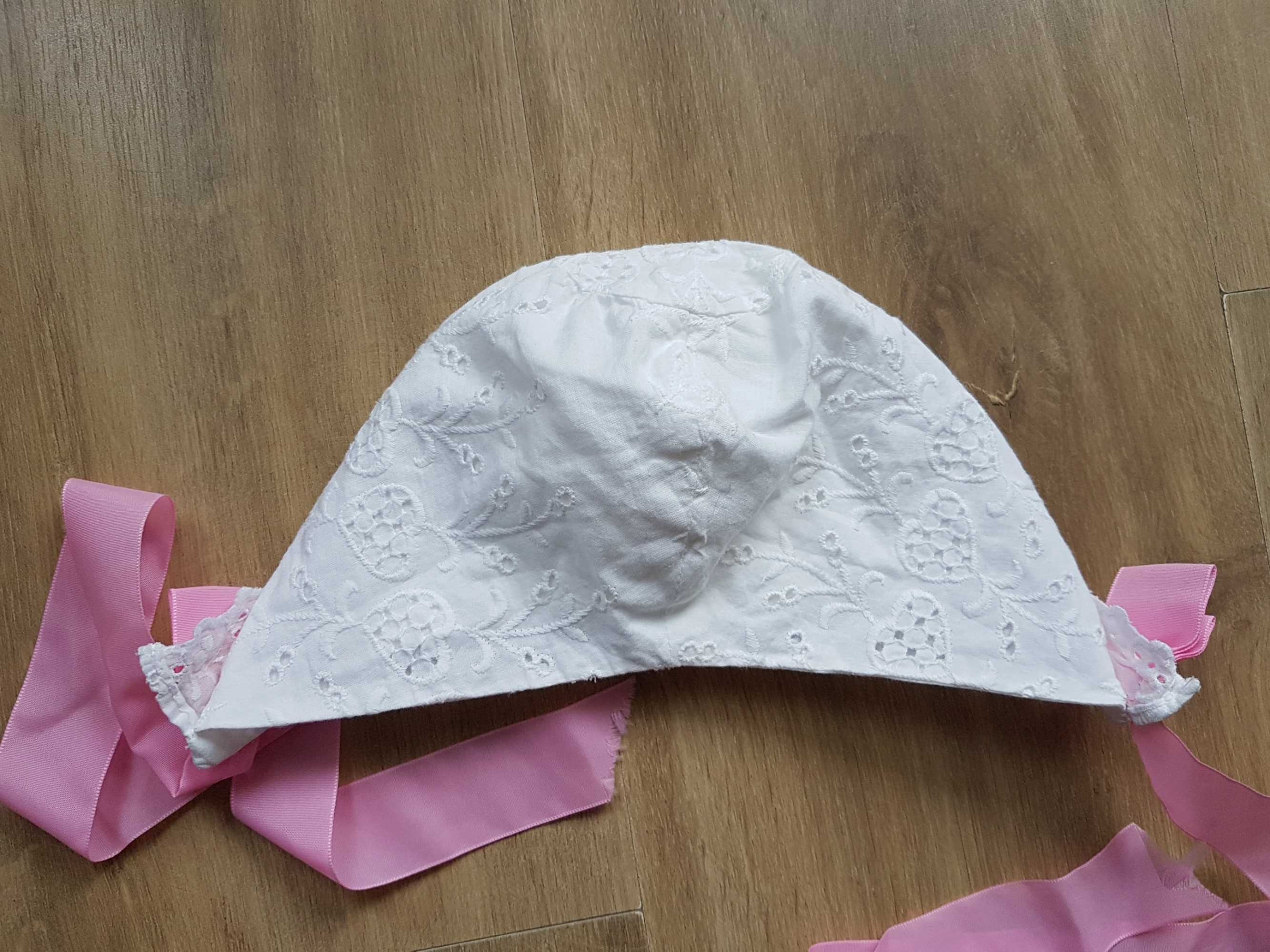 Biała bawełniana haftowana czapka bonetka z falbanką 0-6 m.
