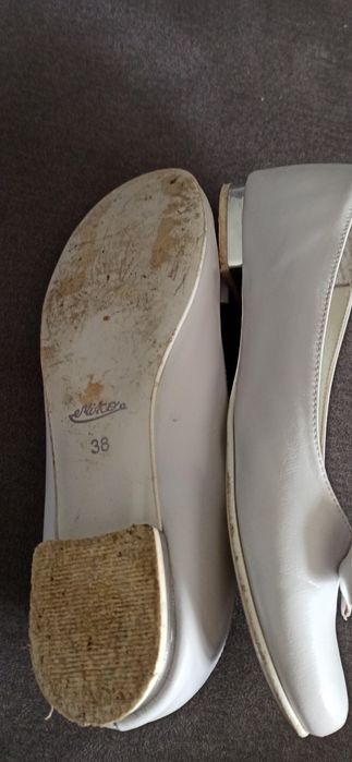 Baleriny białe z ozdobną kokardką