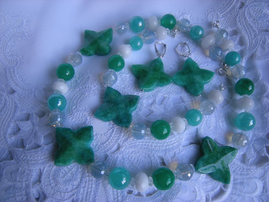 komplet biżuterii z kamieni jadeit i kryształki zieleń biel pistacja