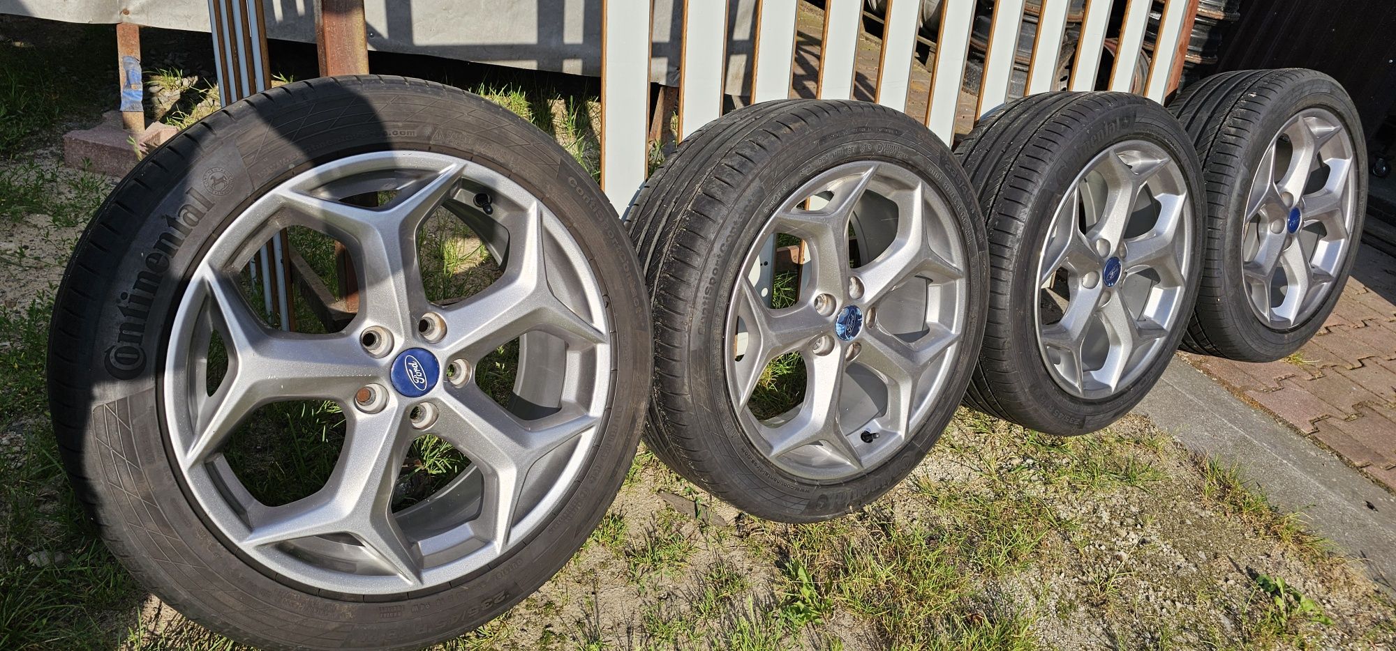 Felgi aluminiowe z oponami letnimi 235/45/18 Ford 5X108