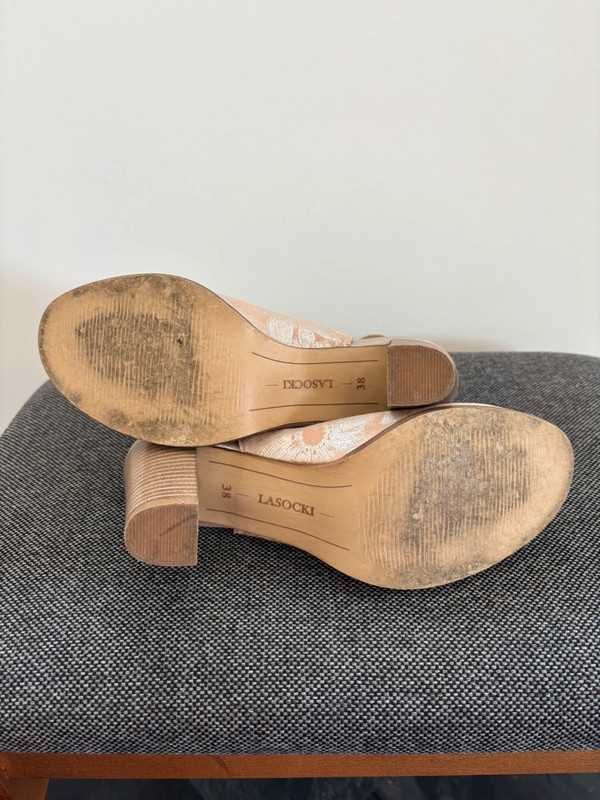 Buty na obcasie w kwiaty z odkrytą piętą Lasocki 38