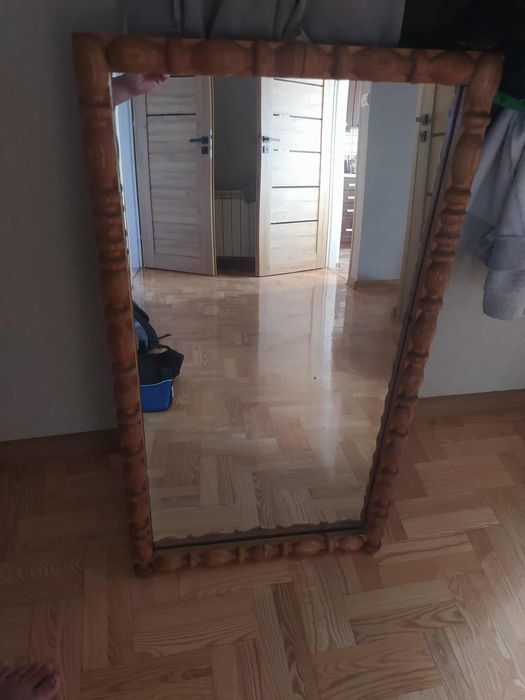 Duże lustro z drewnianą oprawą