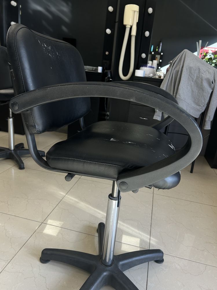 Продам крісла для перукарів