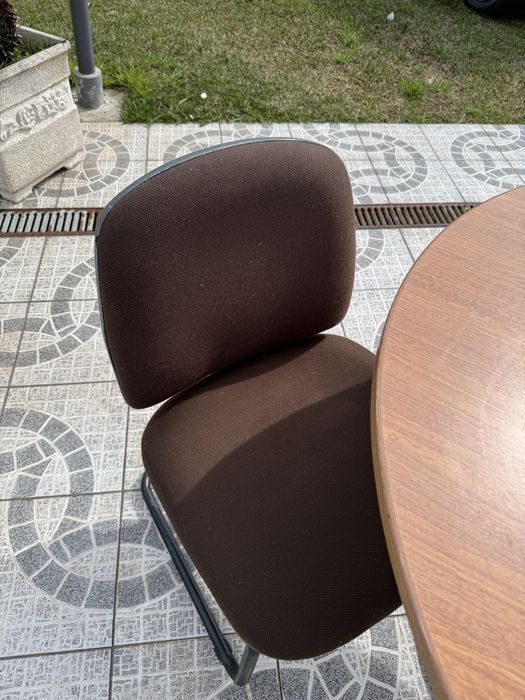 Mesa redonda com 2 cadeiras