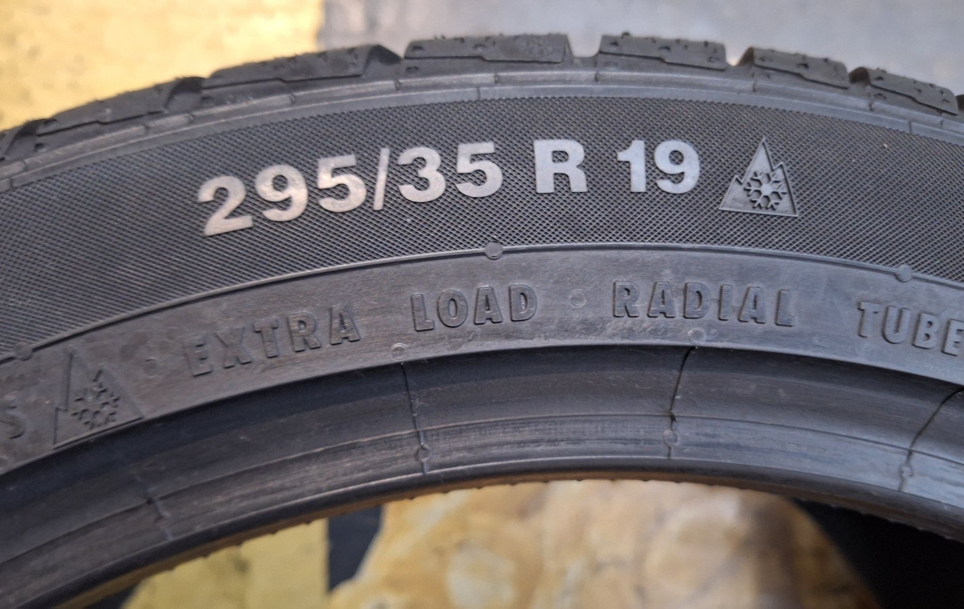 Opona 295 35 R 19 104W Continental ContiWinterContact TS830P