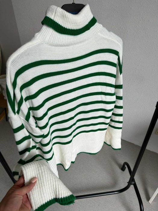 Светр в смужку  з горловиною