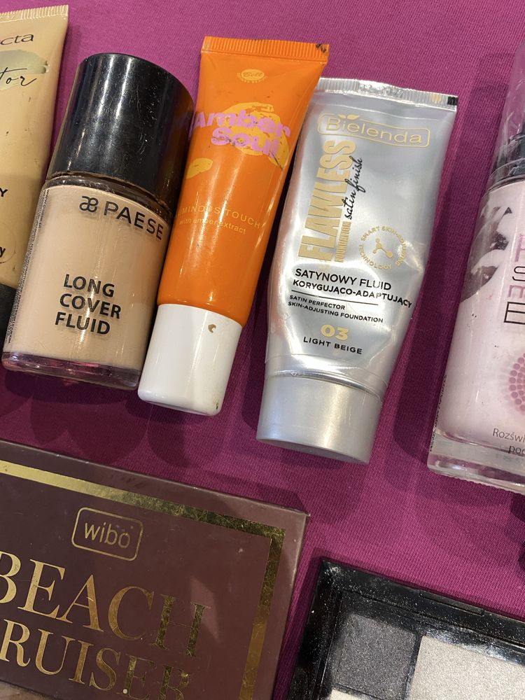 zestaw kosmetyki podklady  szminka bronzer baza tusz cienie puder