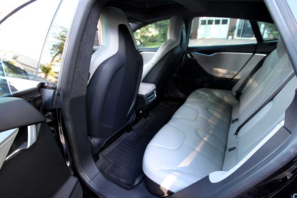 Tesla Model S P90D      2016