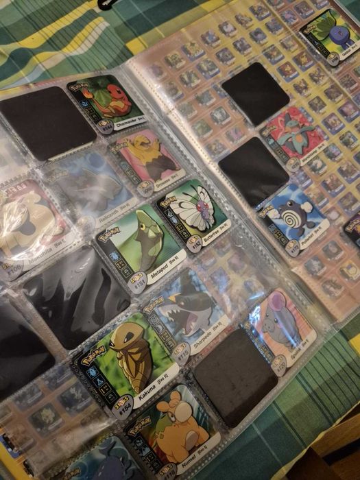 Caderneta pokemon staks com campo de jogo