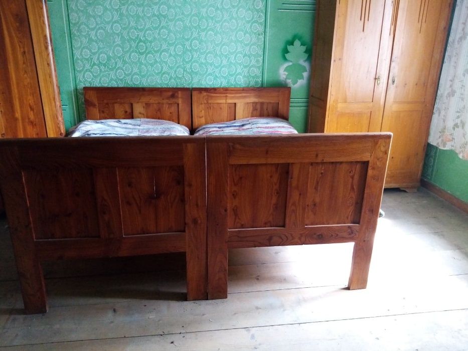 2 drewniane łóżka