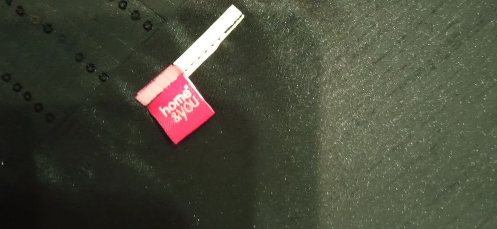 Czarny bieżnik pokryty czarnymi cekinami.