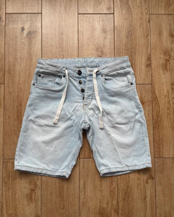 Krotkie jeansowe spodenki