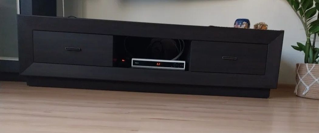 Stôł z krzesłami, witryna stojąca i wisząca  oraz półka pod tele