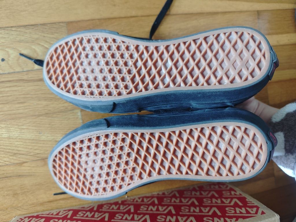 Sapatilhas sk8-HI pretas e vermelhas da Vans com estampagem