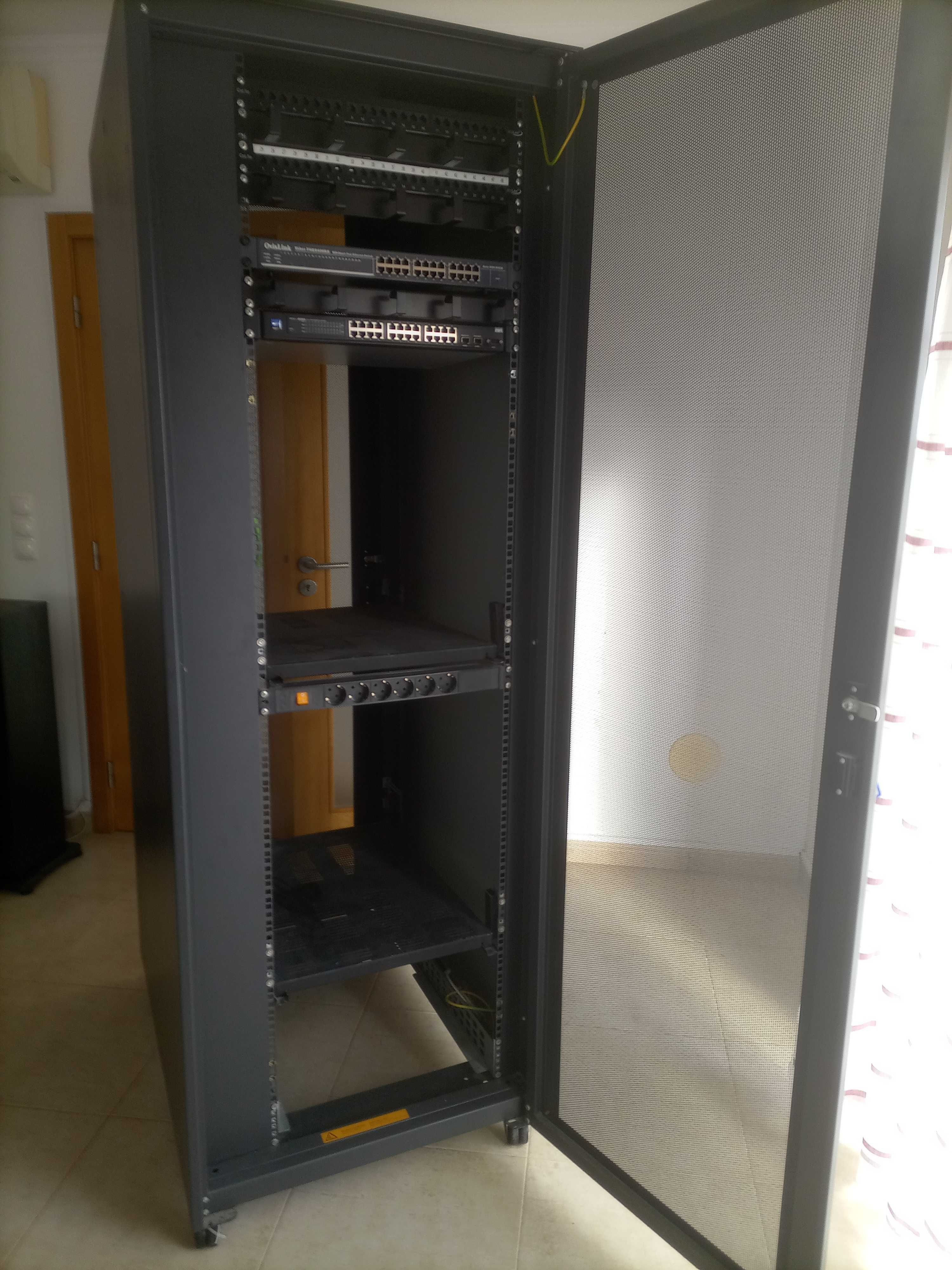 Armário Rack/bastidor "Fujitsu Siemens", muito bom estado