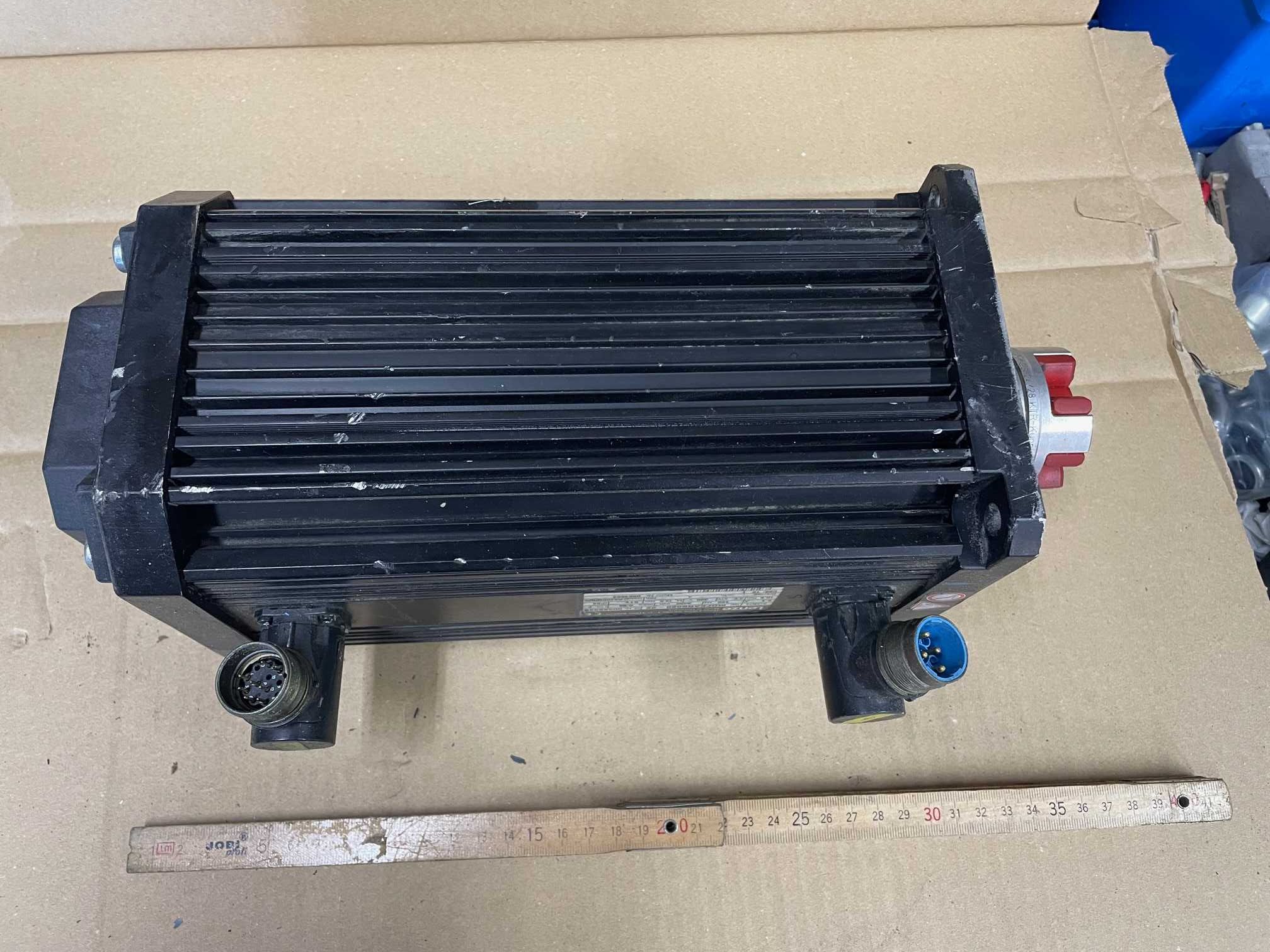 Silnik, servo motor LENZE  MDFKARS082-22