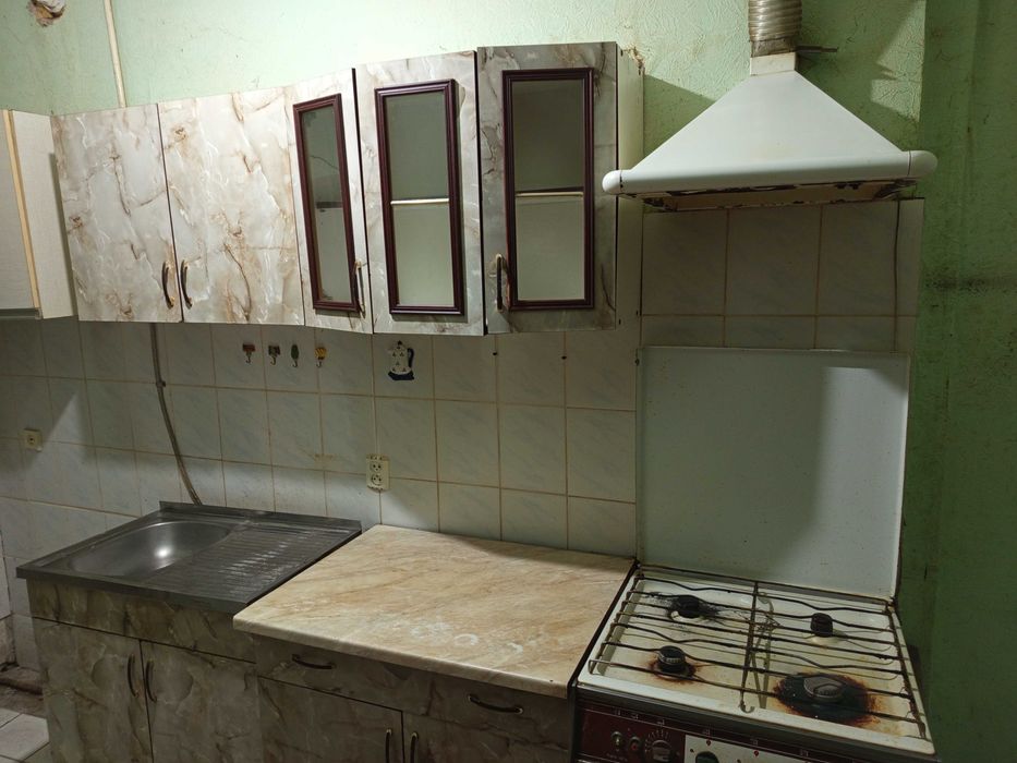 Кухня комплект (тумбочки, газова плита, витяжка.