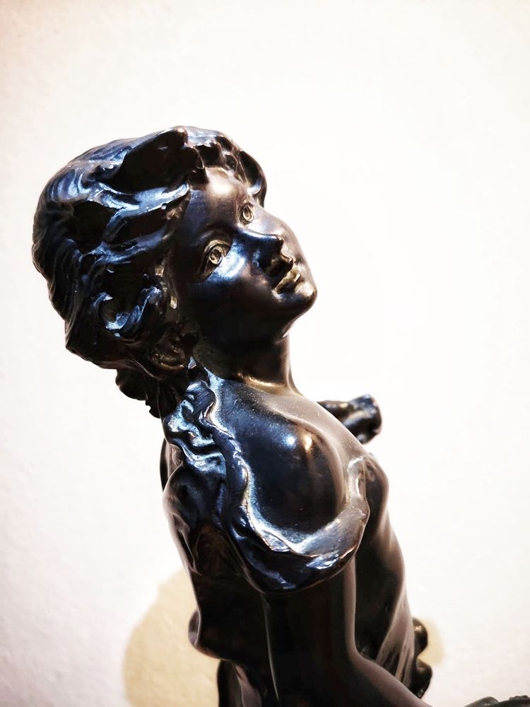 Escultura patinada a bronze