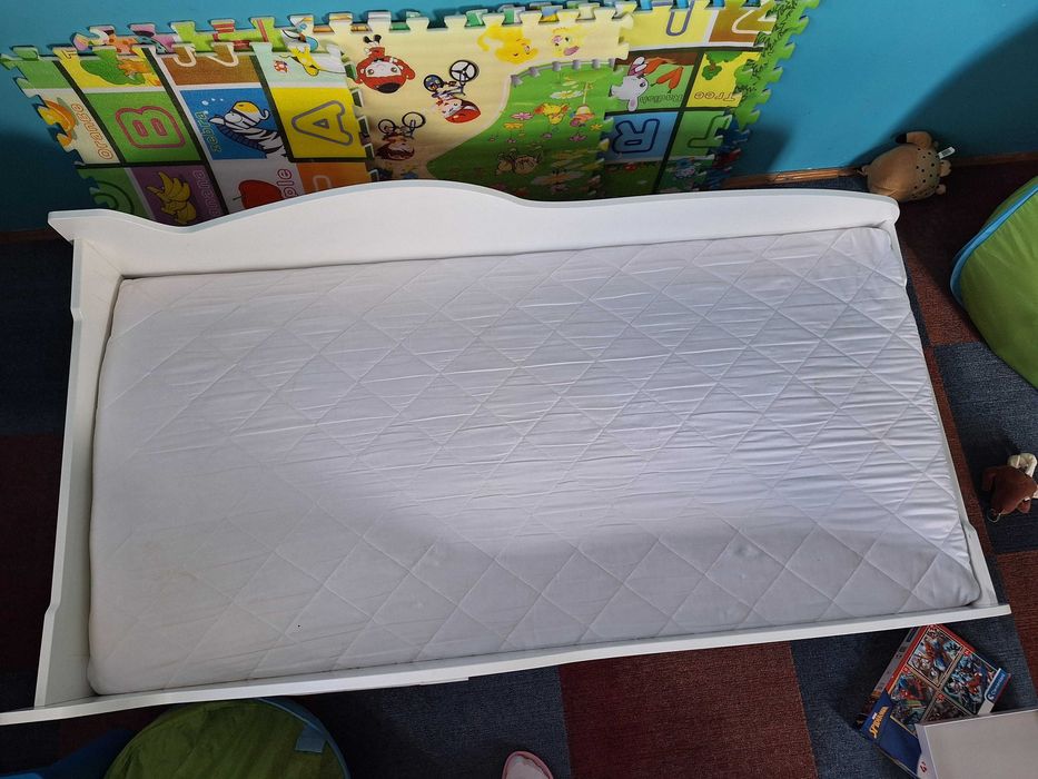 Łóżko w kształcie samochodu