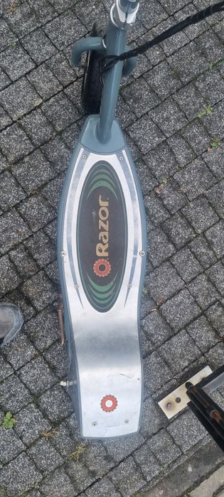 Hulajnoga elektryczna Razor E300 w komplecie z ładowarką
