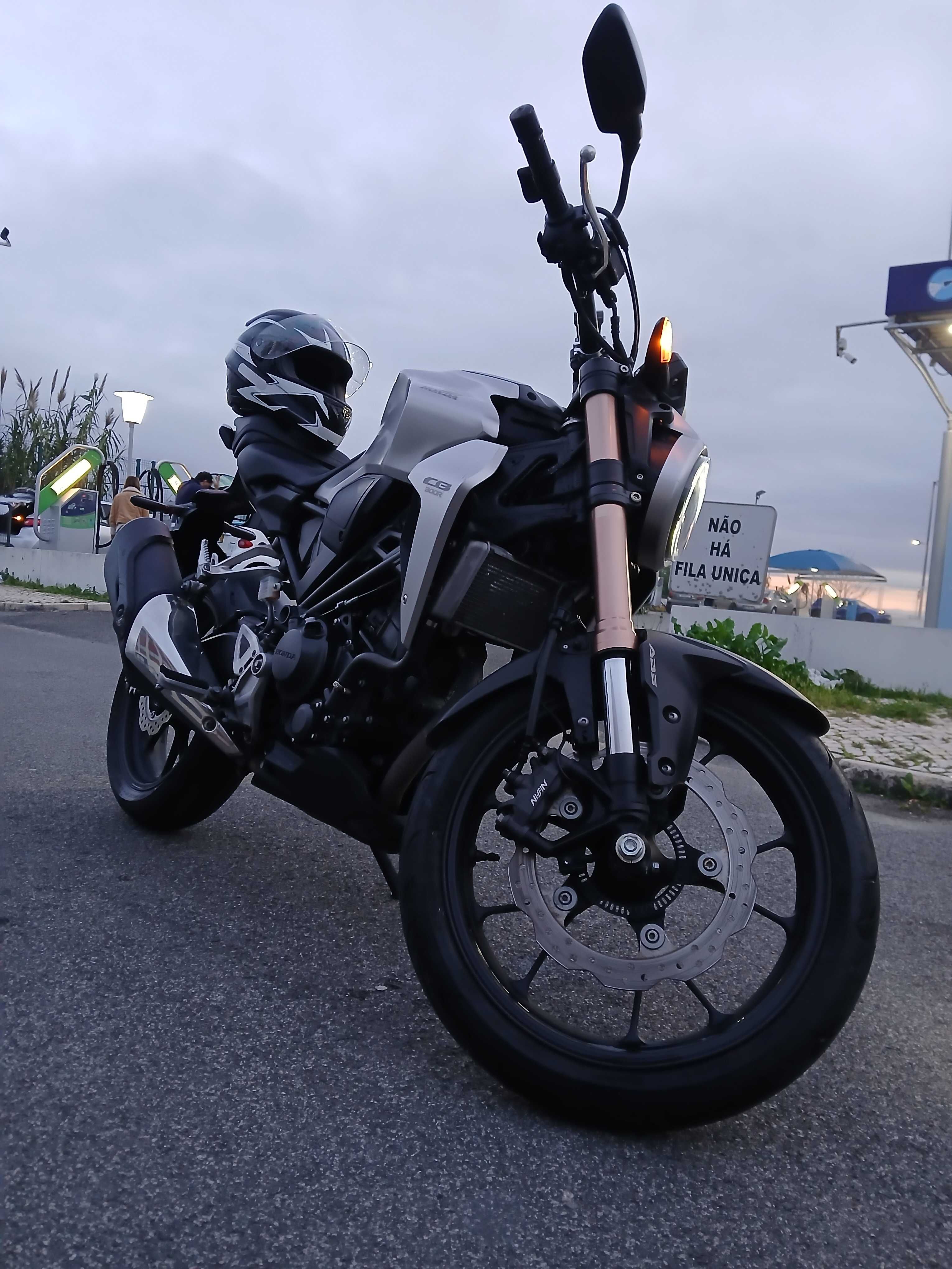 Moto CB300R Neo Ano 2019 + 26K