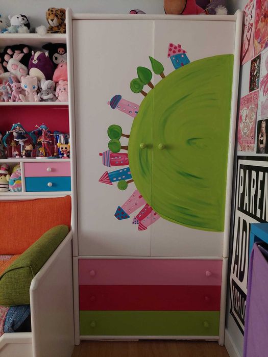 Mobilía-estúdio de menina pintada por ilustradora