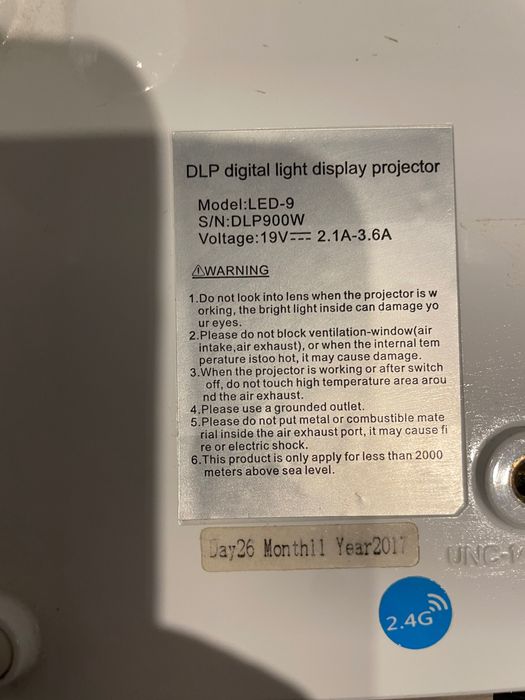 Projektor DLP 4K Wi-Fi razem z ekranem sufitowym