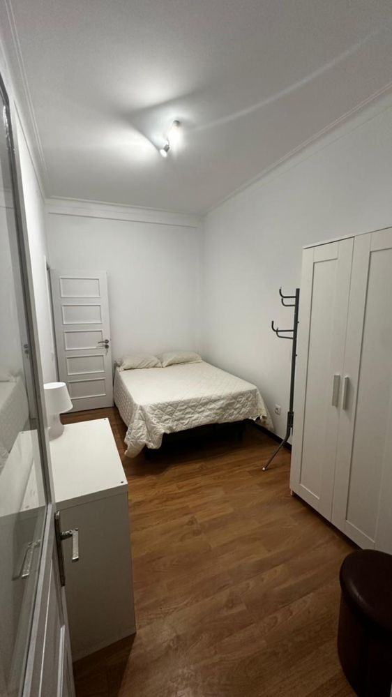 Quarto de casal disponivel para arrendamento .