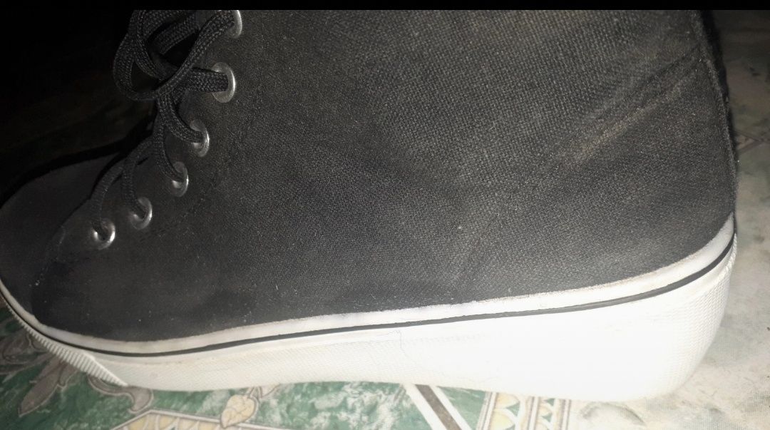 Buty trampki na lekkim koturnie