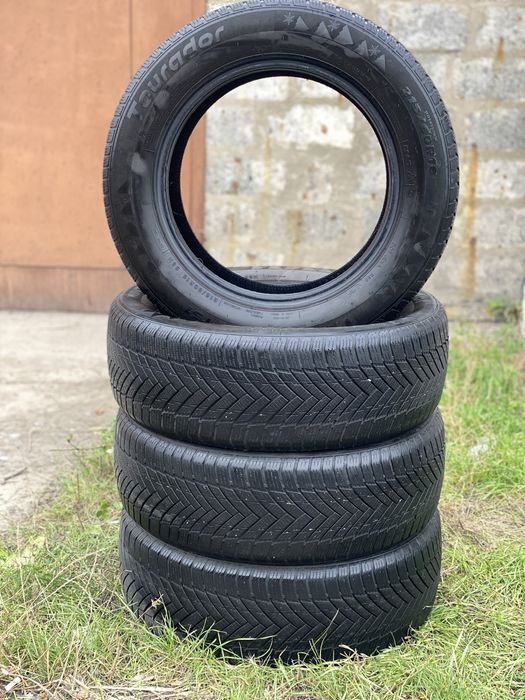 Продам комплект зимової гуми резина шини 215 60 16 r16