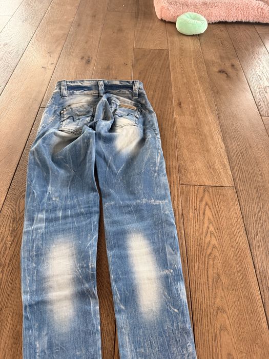 Jeansy Foggi czarne podbicia – streetwear z charakterem!