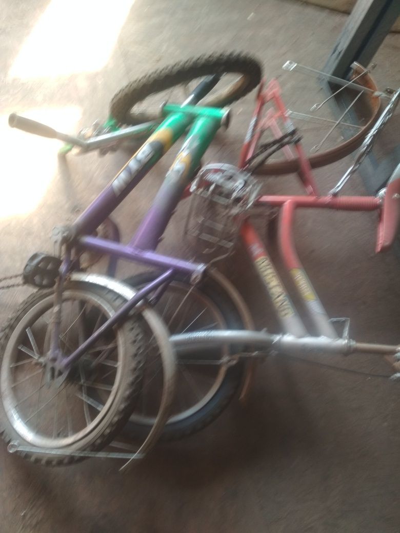 Детский велосипед, разобранный.