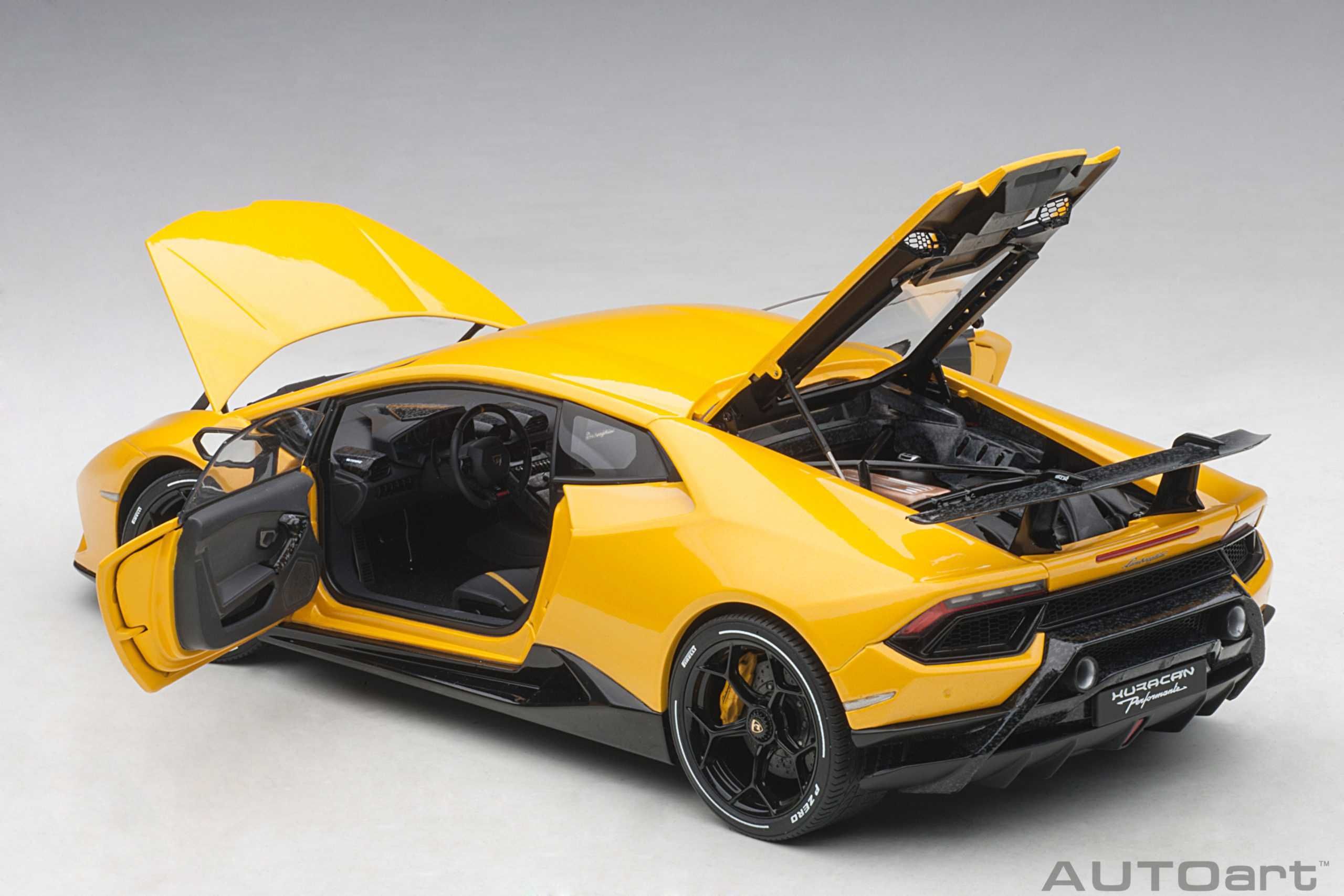 Model 1:18 AUTOart Lamborghini Huracan LP640-4 Performante 2017 yellow