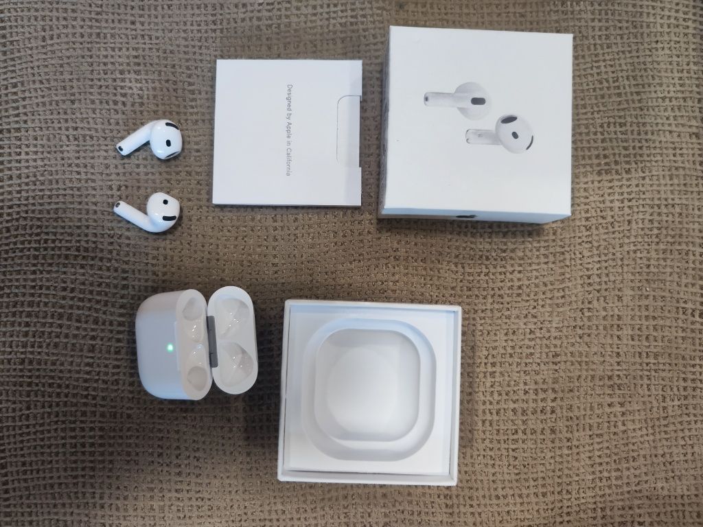 Air pods4 com caixa aberta