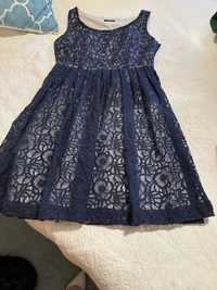 Vestido azul com fundo cinza claro