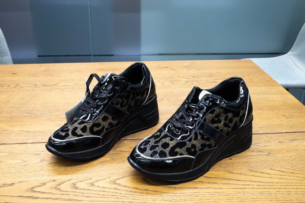 Sapatilha Feminina Preta c/ dourado