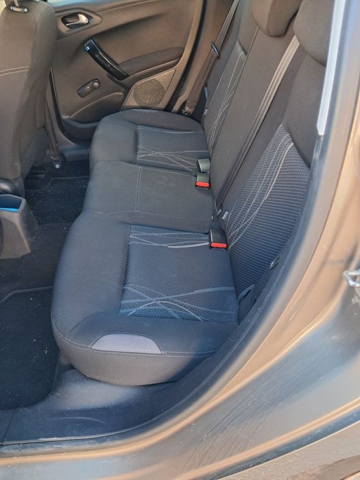 Peugeot 208 muito bom estato.