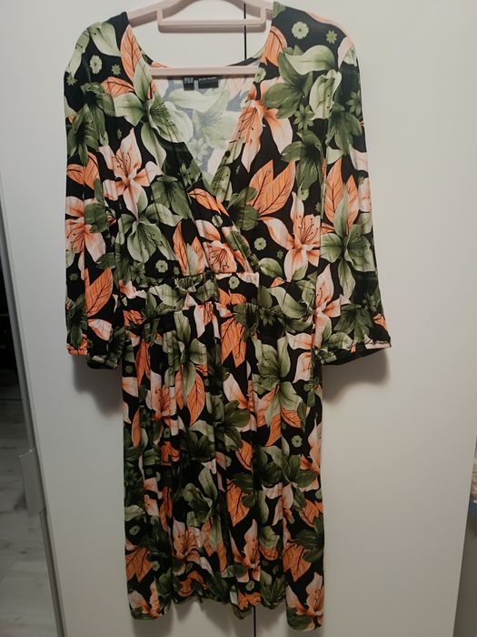 Sukienka w kwiaty rękaw 3/4