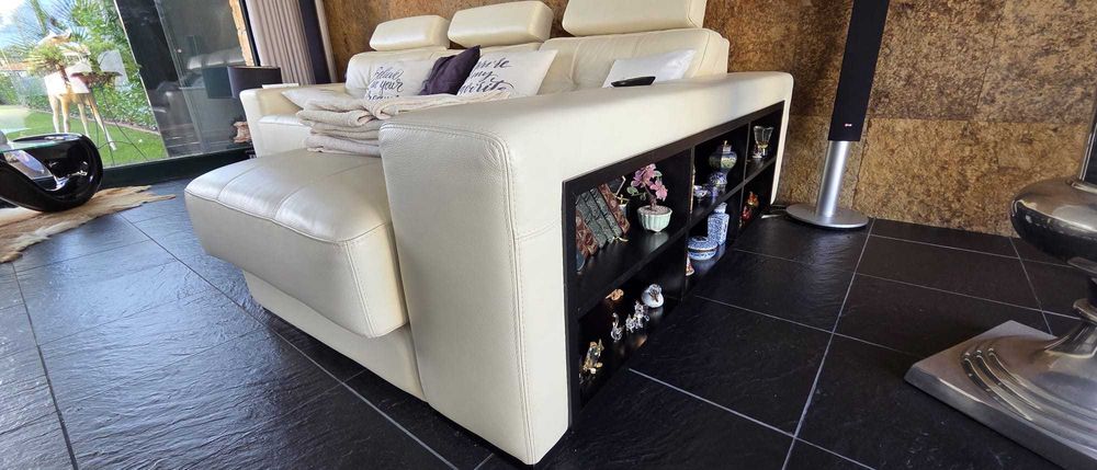 SOFÁ EM COURO BEIGE - MODERNO, CONFORTÁVEL E ELEGANTE