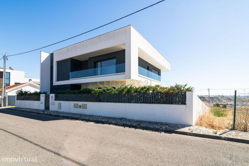 Moradia T5 de Luxo em Santo António dos Cavaleiros com Piscina e Garag