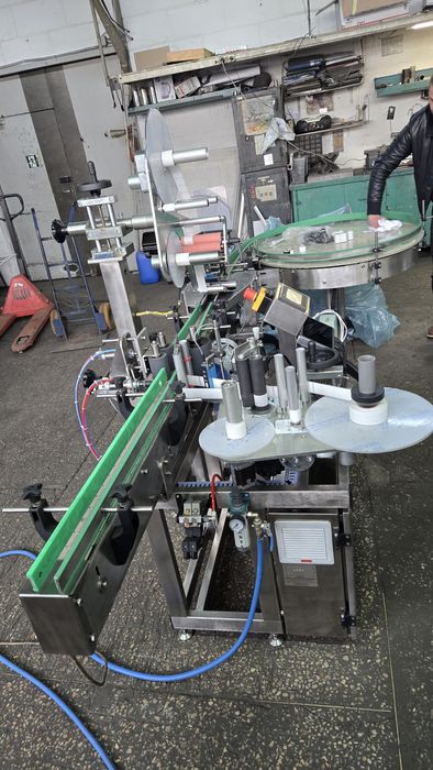 Автоматична лінія для обклейки етикетками круглої тари