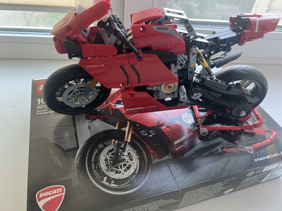 Конструктор Lego Technic Ducati Panigale V 4 R (42107)