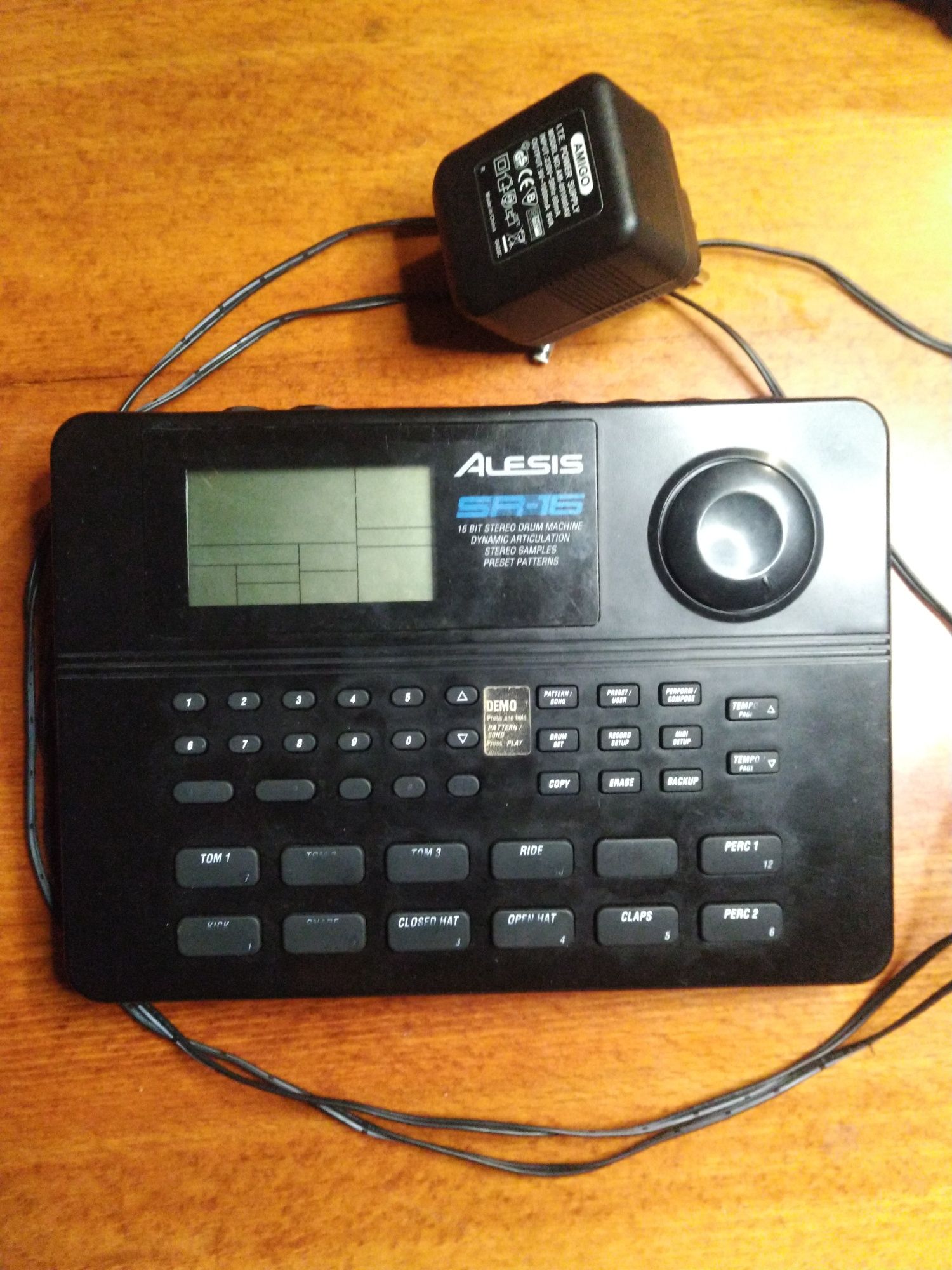 Легендарна alesis sr16 ритм машинка драм машина ударна драммашина RX17
